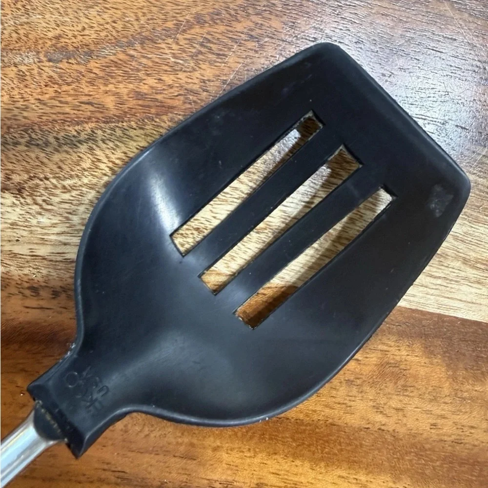 VINTAGE EKCO SLOTTED SERVING SPOON UTENSIL HEAT RESISTANT PLASTIC NYLON 11” USA